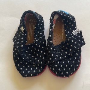 Girls black with white polka dot shoes. Baby size 4.5